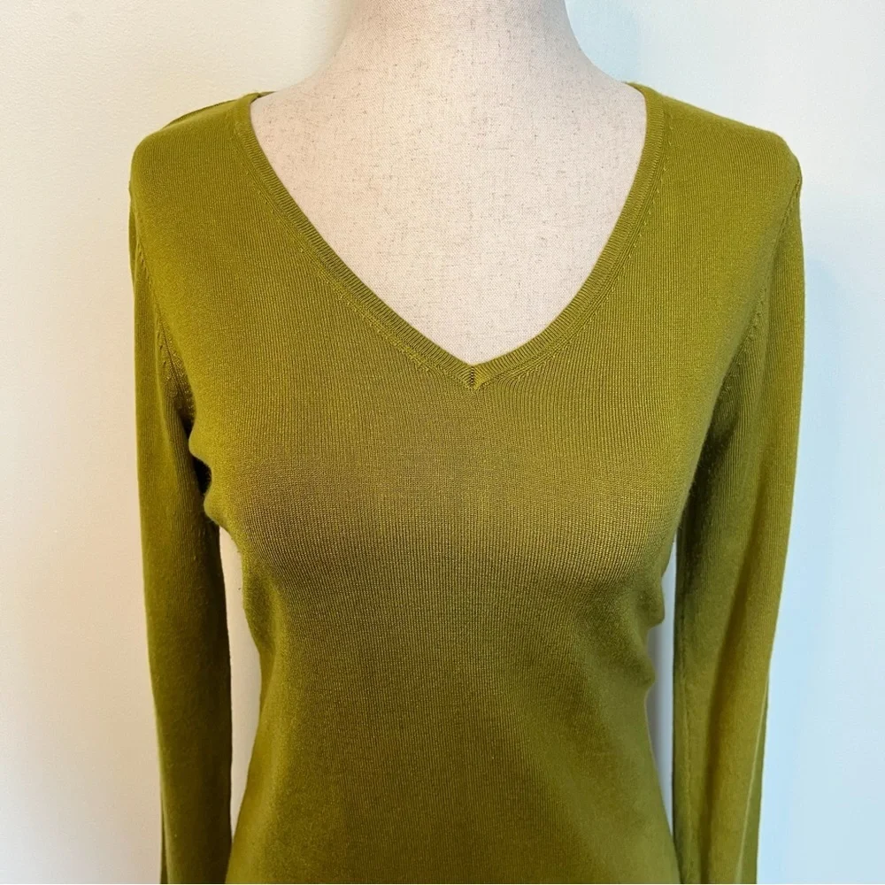 T Tahari Olive Moss Green V-Neck Fine Knit Long Sleeve Sweater Size XS